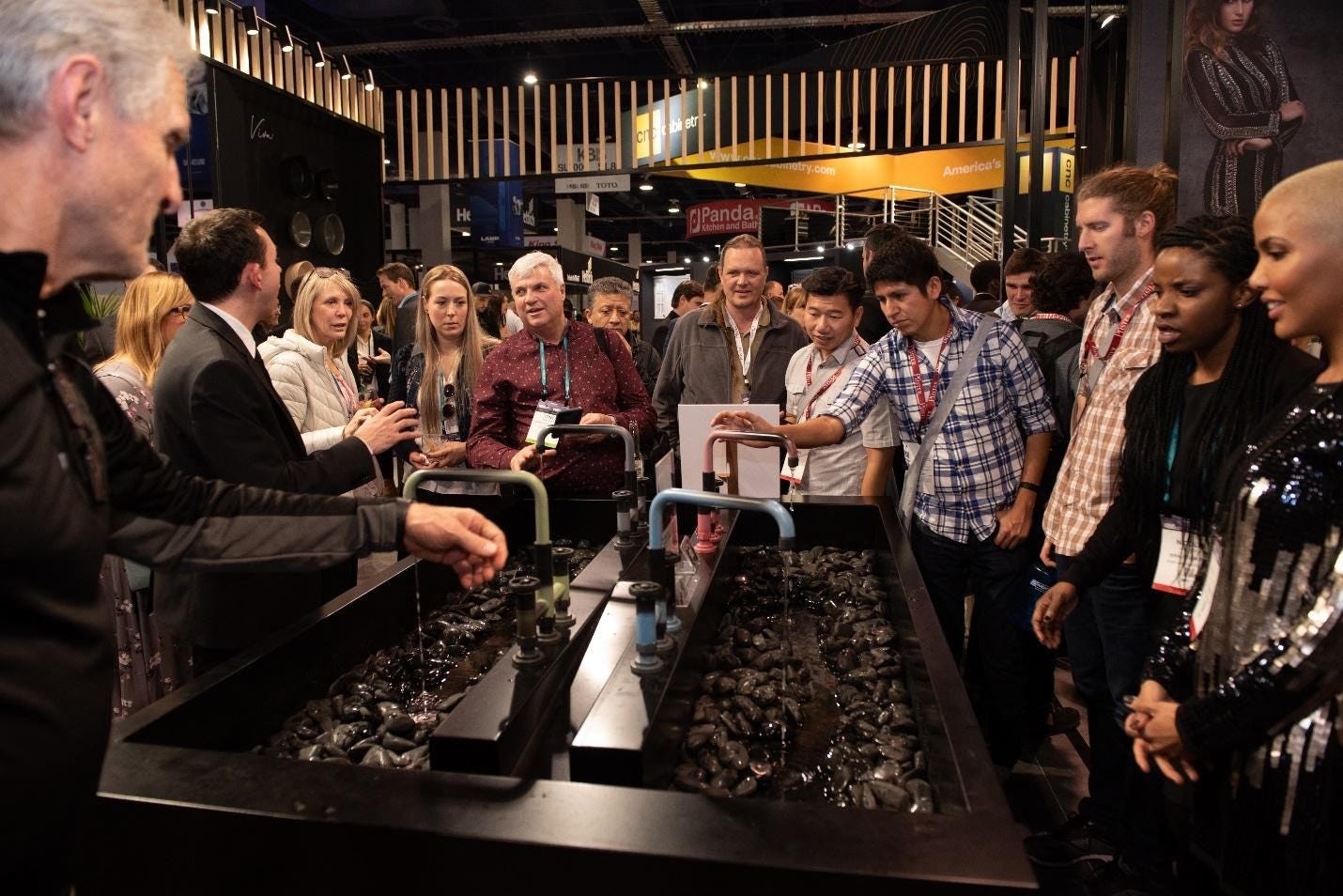 kraus-kbis-2020-crowd-gathered-around-urbix-color-changing-faucets
