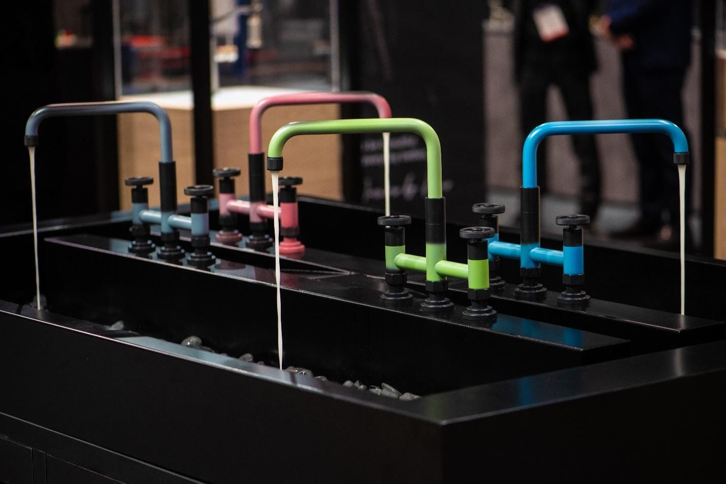 kraus-kbis-2020-urbix-color-changing-bridge-faucets